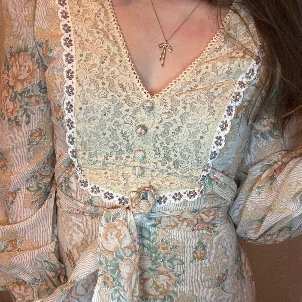 1960s Custom Prairie Wedding Dress- Rare, one of a kind - Picture 9 of 11